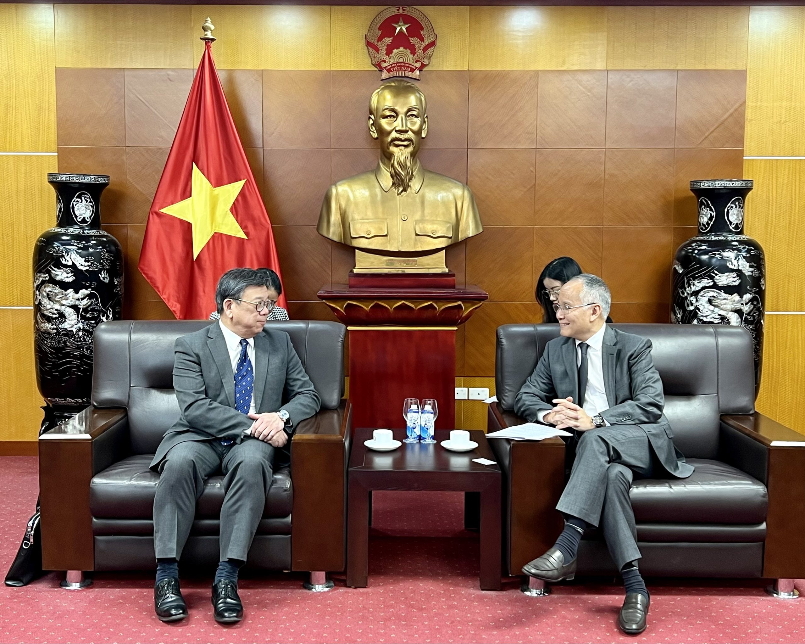 Cục trưởng Cục phát triển kinh tế và thương mại Hong Kong Khâu Ứng Hoa (bên trái) trong cuộc gặp Thứ trưởng Bộ Công Thương Việt Nam Trần Quốc Khánh (bên phải). (Ảnh do Cục Phát triển thương mại và kinh tế Hong Kong cung cấp)
