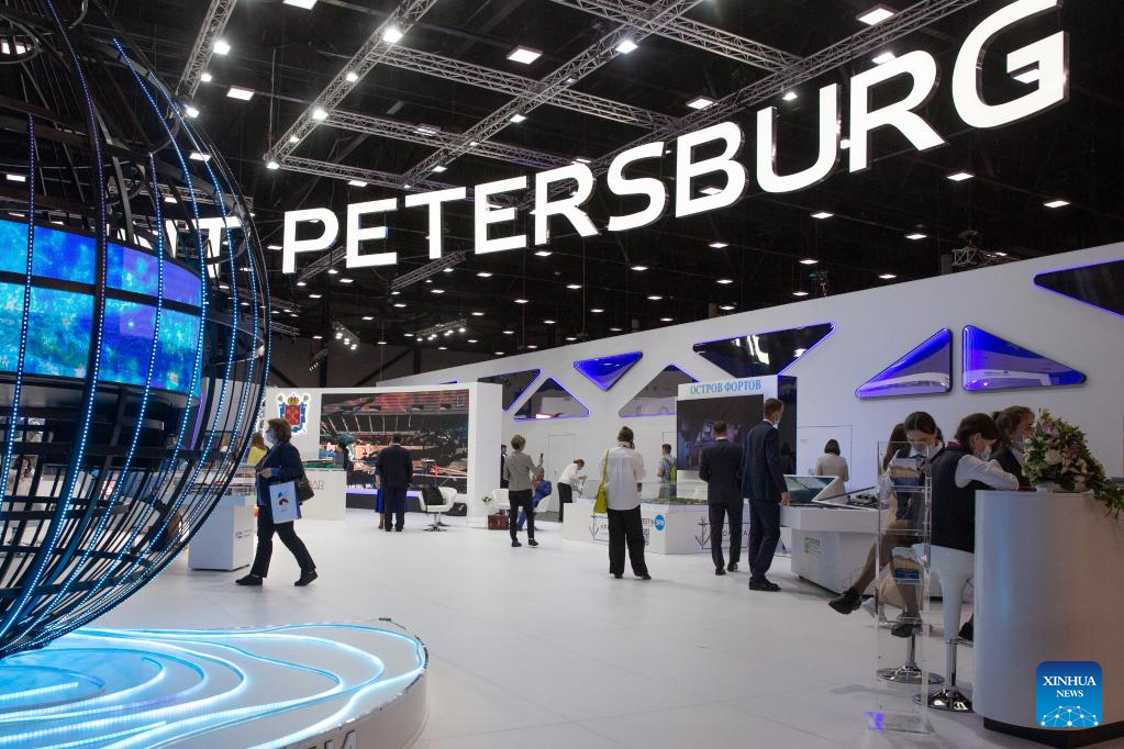 Sankt-Peterburg là một trung tâm lớn thứ nhì sau Moskva về kinh tế, văn hóa và khoa học của Nga