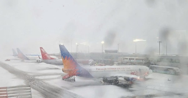 Heavy snowfall forced the closure of runways at many of the UK's main airports