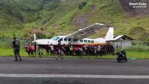 Máy Bay Nổ Lốp, Hàng Chục Nhân Viên Đẩy Trở Lại Đường Băng