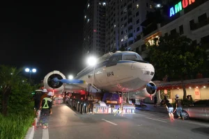 Linh vật hàng không Việt Nam: máy bay IL-14 “ngủ đông” di chuyển đến trung tâm triển lãm