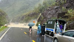 GIAO THÔNG BẮC NAM QUA HUẾ TÊ LIỆT VÌ MƯA LŨ