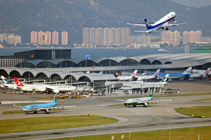 Máy Bay Trượt Khỏi Đường Băng Lao Xuống Biển Ở Hồng Kông