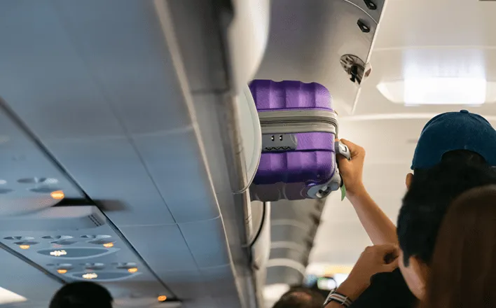 Khoang chứa hành lý xách tay trên máy bay.