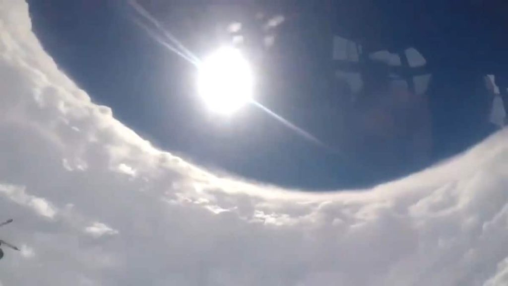 Khoảnh khắc choáng ngợp khi máy bay Không quân Mỹ bay vào mắt bão