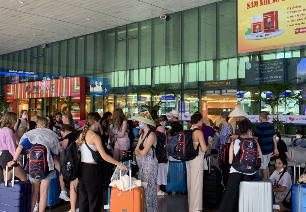 Khách đến sân bay Tân Sơn Nhất