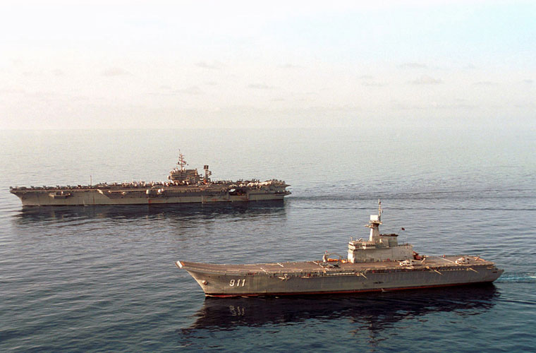 Thái Lan Huy Động Tàu Sân Bay Ứng Phó Lũ Lụt Miền Nam Nghiêm Trọng