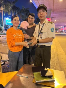 Công An Cửa Khẩu Tân Sơn Nhất Trao Trả Lại Nhiều Tài Sản Cho Hành Khách