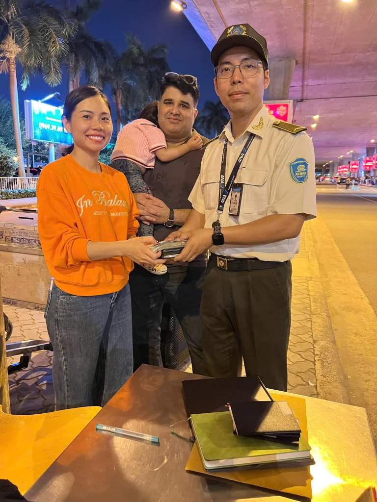 Công An Cửa Khẩu Tân Sơn Nhất Trao Trả Lại Nhiều Tài Sản Cho Hành Khách