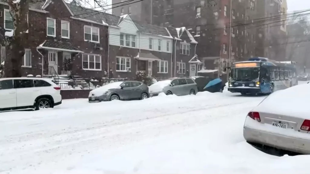 Tuyết Lớn Làm Tê Liệt Sân Bay Ở Nhật Bản, 7.000 Hành Khách Mắc Kẹt