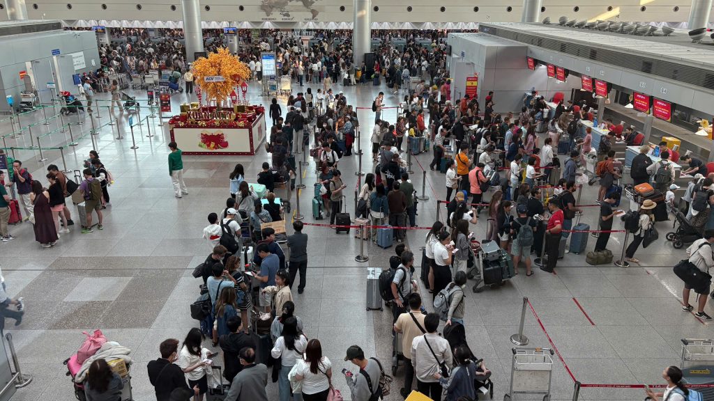 Cảm Thấy Choáng Khi Mua Vé Máy Bay Về Quê Đón Tết Trong Thời Điểm Này