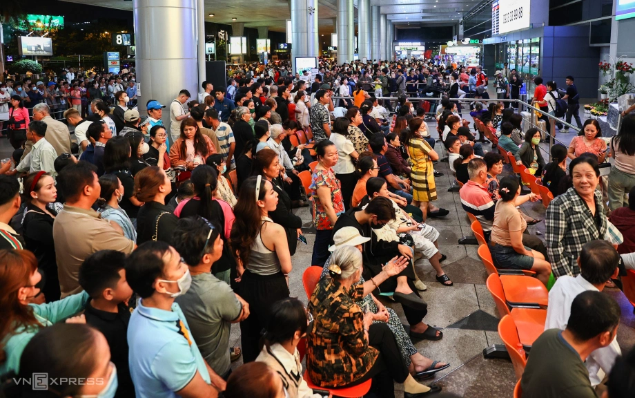 Tân Sơn Nhất đón lượng khách kỷ lục hơn 10 năm