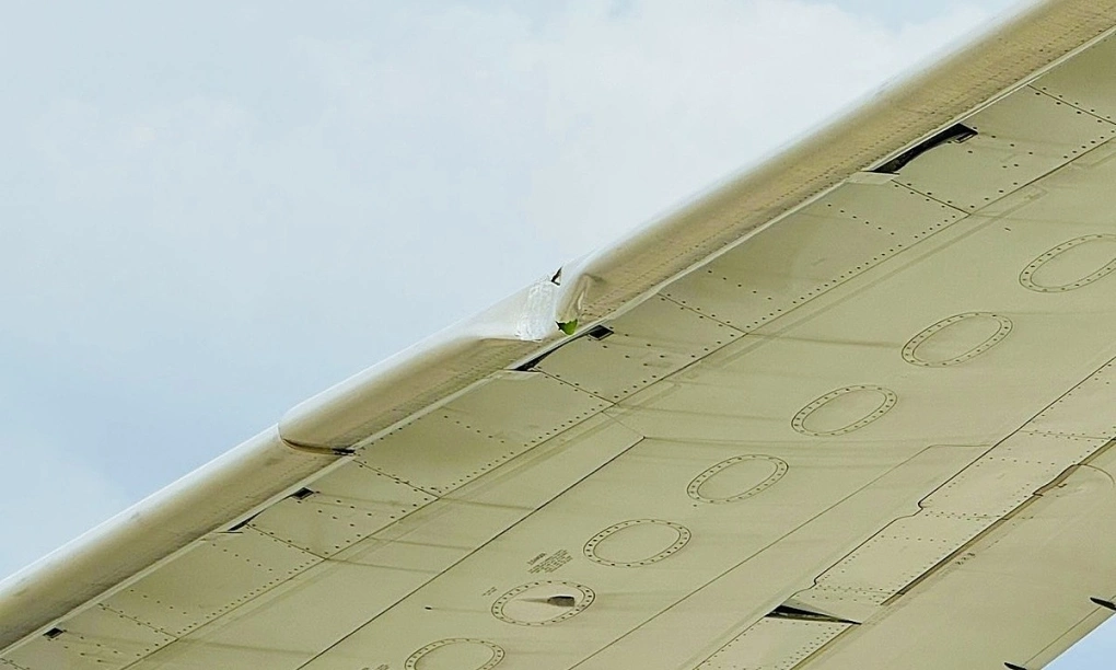 Máy bay móp cánh sau khi đâm gãy cột đèn ở Tân Sơn Nhất