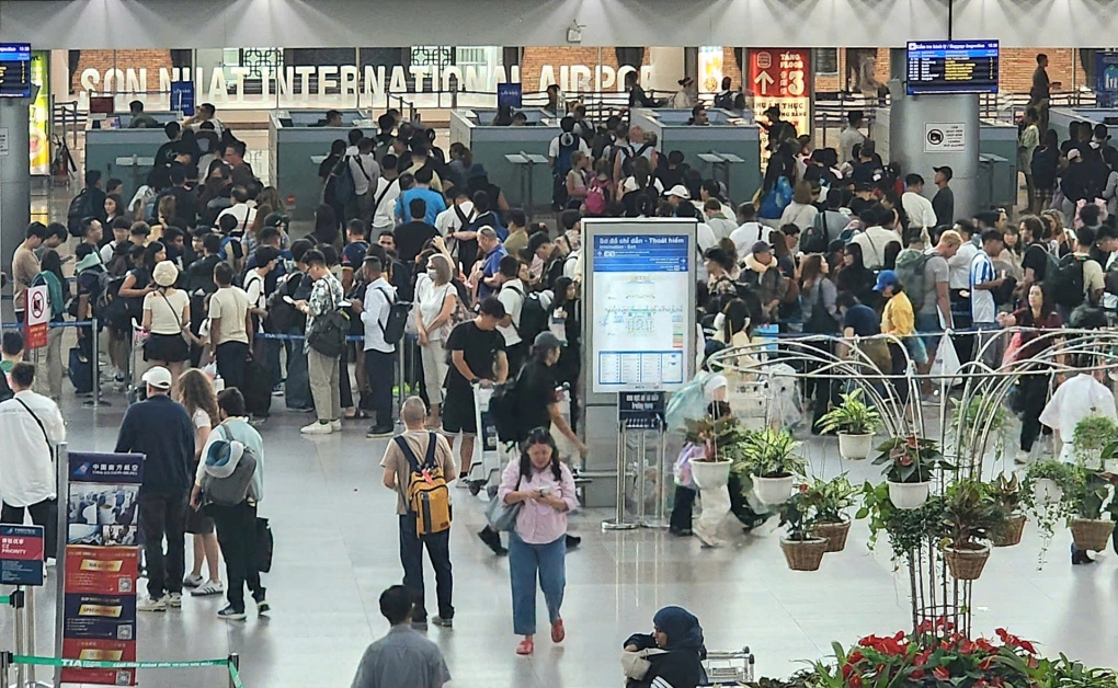 Khách ùn ứ ở Tân Sơn Nhất do lỗi hệ thống xuất cảnh