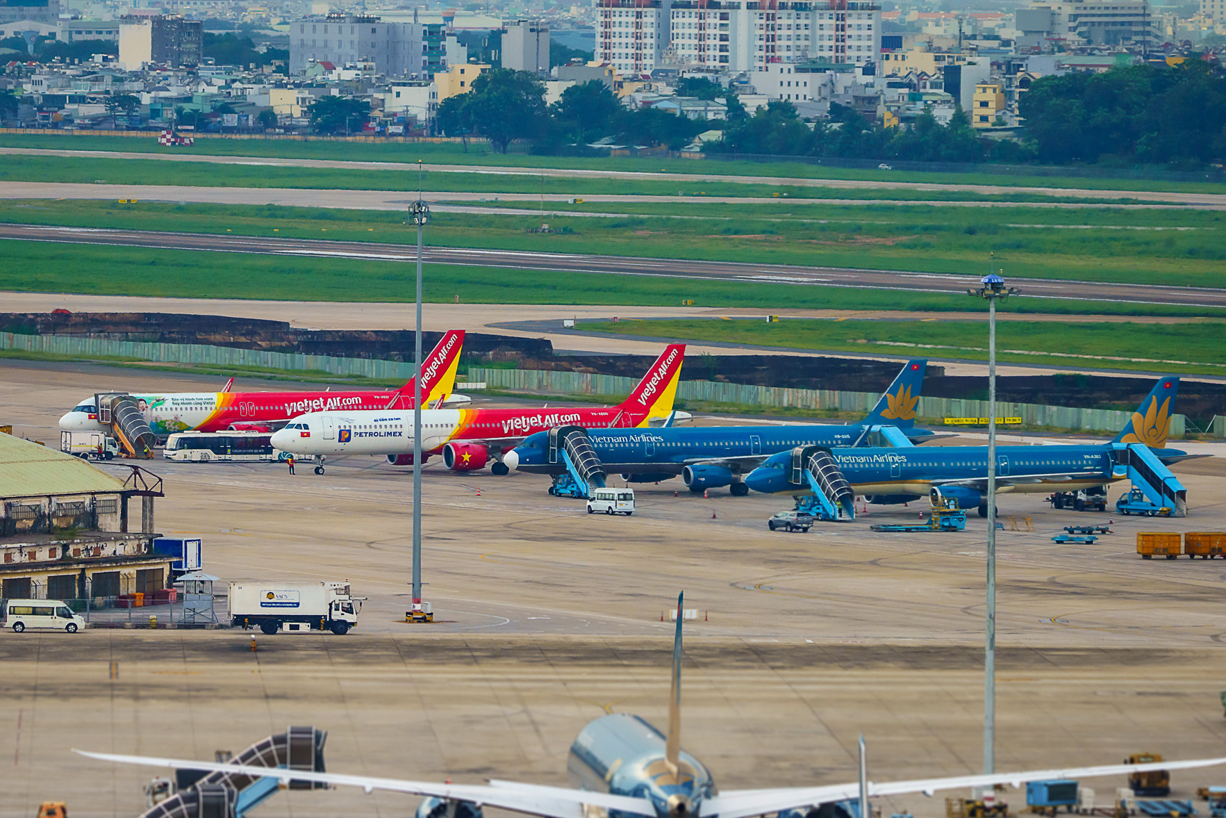 Tăng chuyến bay Tết tại Tân Sơn Nhất, Nội Bài