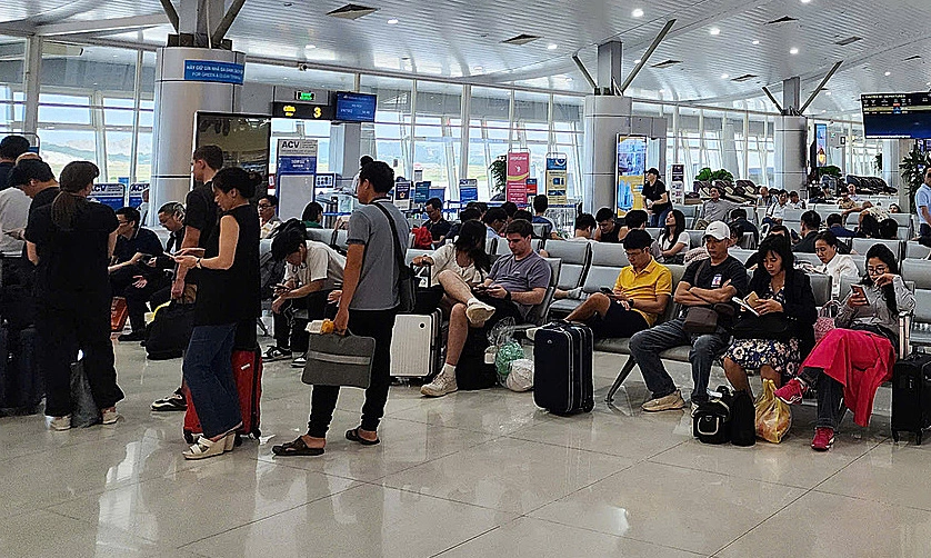 Hàng loạt chuyến bay chậm giờ do mưa lớn ở Tân Sơn Nhất