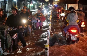 Hàng loạt chuyến bay chậm giờ do mưa lớn ở Tân Sơn Nhất