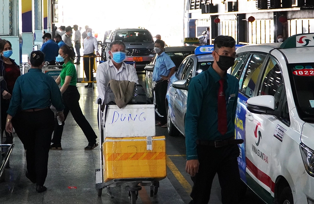 Sân bay Tân Sơn Nhất Mở Thêm Làn Ôtô Đón Khách, Kỳ Vọng Giảm Ùn Tắc Khu Vực Nhà Ga