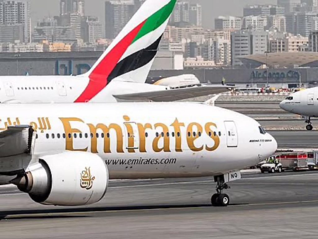 Các hãng hàng không lớn như Emirates và Singapore Airlines đang thay đổi chiến lược ra sao?
