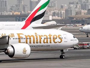 Các hãng hàng không lớn như Emirates và Singapore Airlines đang thay đổi chiến lược ra sao?