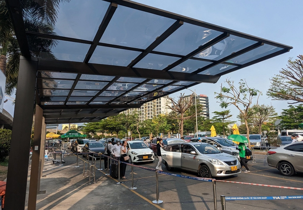 Tân Sơn Nhất lắp mái che cho khách chờ xe công nghệ