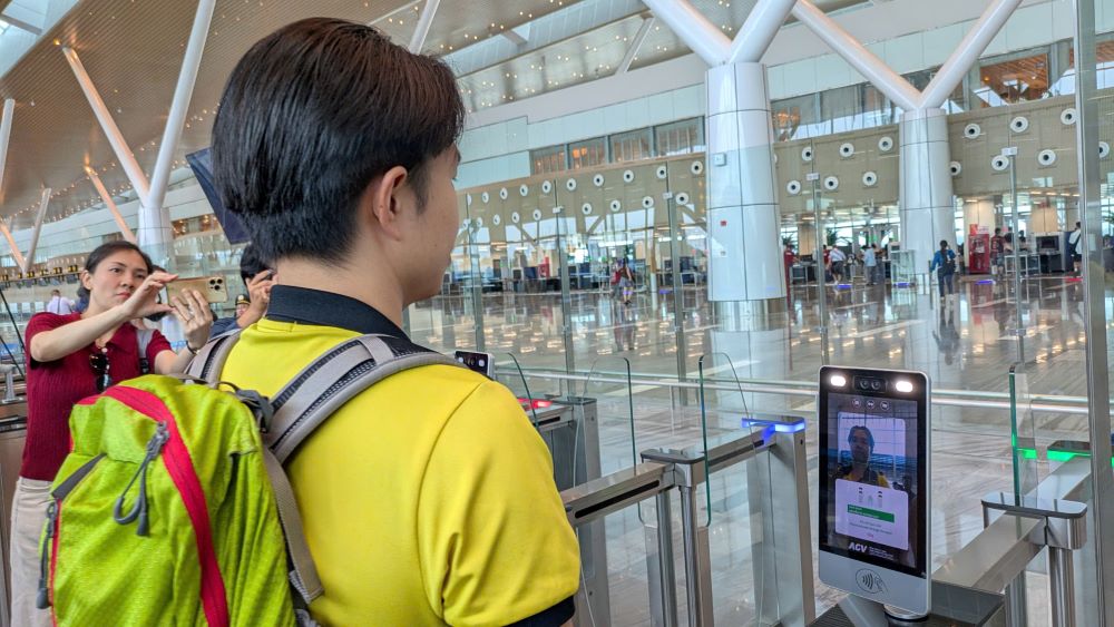 Trải nghiệm check-in bằng nhận diện khuôn mặt tại các sân bay lớn Việt Nam