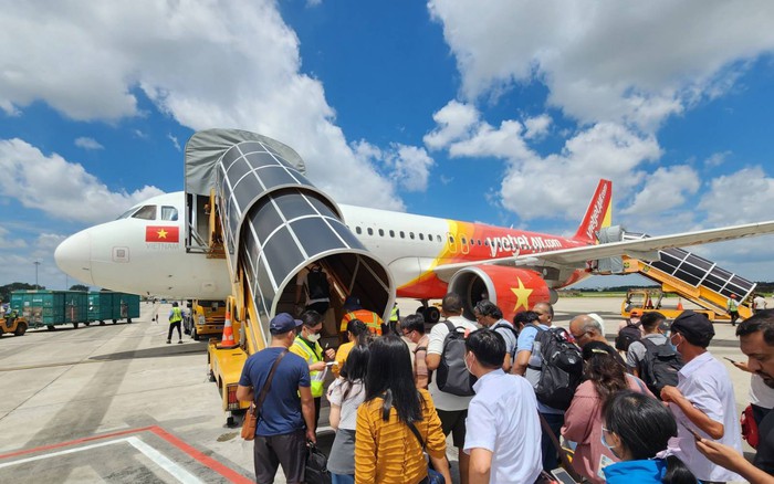 Hàng không tăng chuyến đêm: Giải pháp "hạ nhiệt" giá vé hè 2026