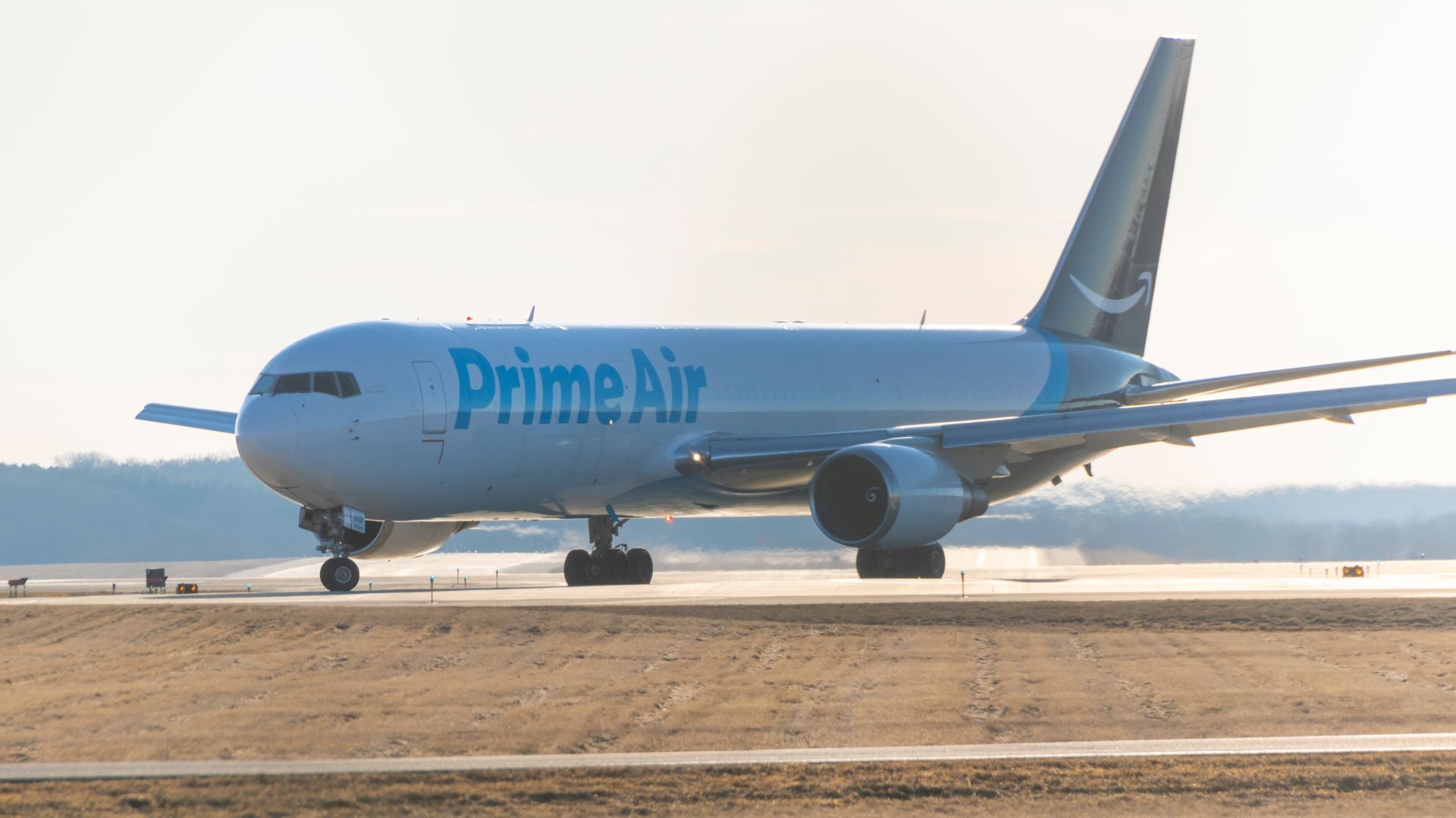 Amazon tạm dừng hoạt động với 21 air sau tai nạn máy bay hàng hóa Amazon tạm dừng hoạt động với 21 air sau tai nạn máy bay hàng hóa