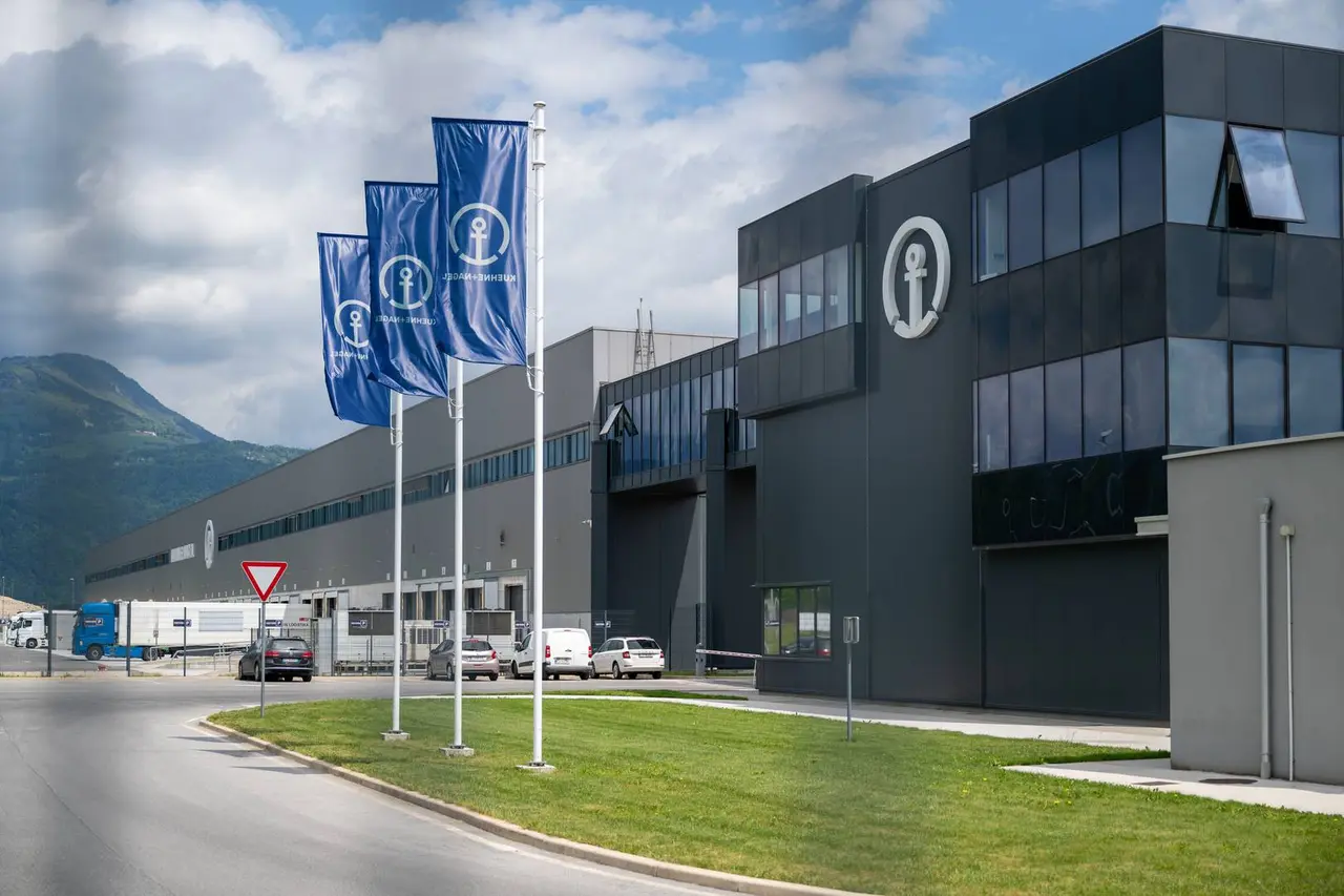 Kuehne+Nagel ký thỏa thuận logistics dài hạn với Amazon Kuehne+Nagel ký thỏa thuận logistics dài hạn với Amazon